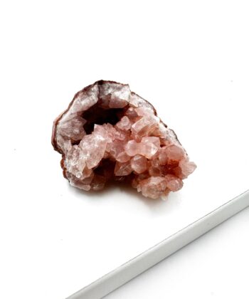 lyserødt druzy rå krystalstykke på hvid baggrund