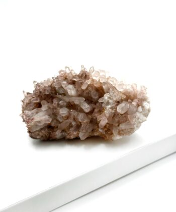 hvid m. rose druzy rå krystalklynge på hvid baggrund