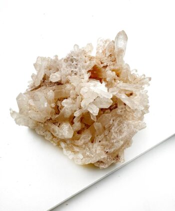 hvid druzy rå krystalklynge på hvid baggrund