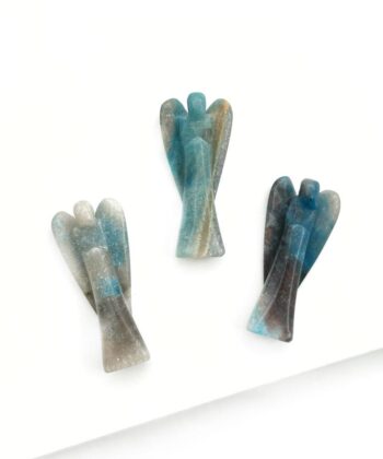 blå og grå slanke krystal engle på hvid baggrund