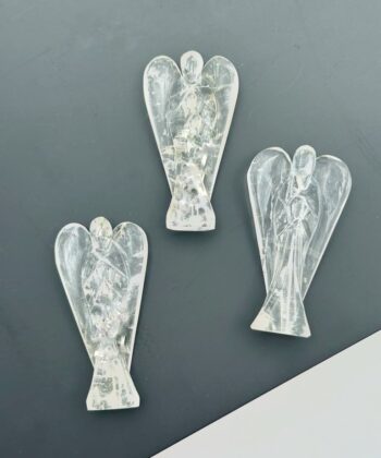 slanke krystal engle på hvid baggrund