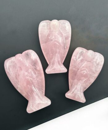 lyserøde krystal engle på hvid baggrund