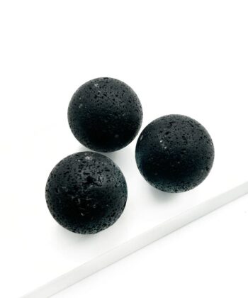 3 sorte matte krystal kugler på hvid baggrund