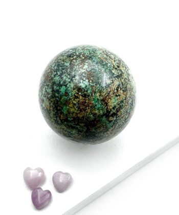 Grønmeleret krystal kugle på hvid baggrund