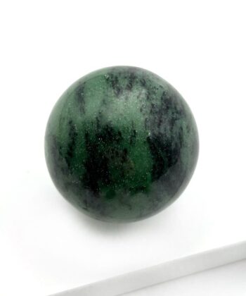 Rund kugle i grøn og sort på hvid baggrund