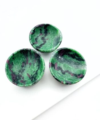 Skåle i grønne, lilla og sorte nuancer på hvid baggrund