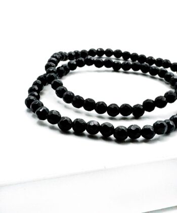 Røgfarvet armbånd på hvid baggrund