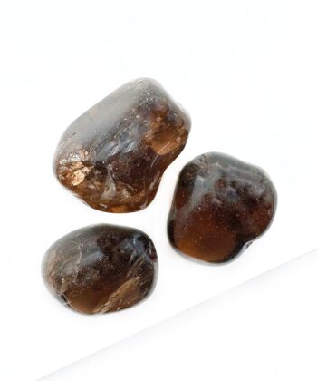 Røgfarvet sten på hvid baggrund