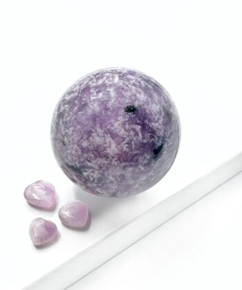 Mørk og lyse lilla lepidolit krystal kugle rund glat poleret på hvid baggrund