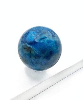 Mørkeblå hav farvet agat kugle rund poleret på hvid baggrund