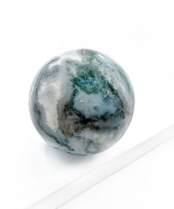 Mos agat kugle glat poleret med lyseblå hav nuancer og grønlige toner på hvid baggrund