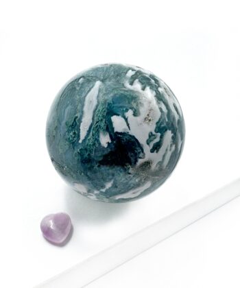 Mos agat kugle glat poleret med mørkeblå hvide hav nuancer og grønlige toner på hvid baggrund