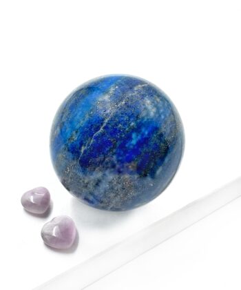 Lapis lazuli kugle glat poleret ultramarine blå med grålige skyer på hvid baggrund