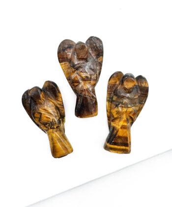 Tre tigerøje engle udskæringer med brun gullige striber på hvid baggrund