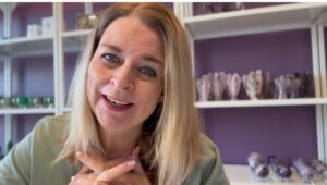 Susanne med showroom af krystaller i baggrunden