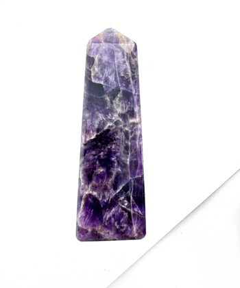 Lilla og hvid obelisk på hvid baggrund