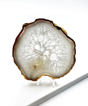 Flad krystal kvarts plade med guld kant på hvid baggrund