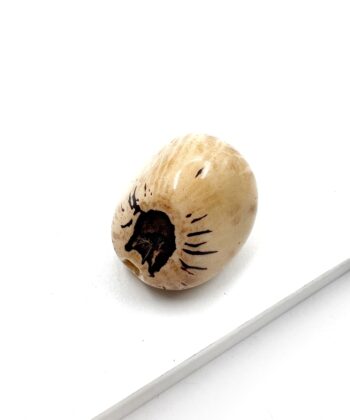 Mild gullig hvid poleret lommesten krystal med sort plet og mønster på hvid baggrund