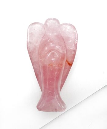 lyserød Rosenkvart engel poleret på hvid baggrund
