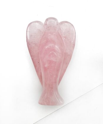 lyserød Rosenkvart engel poleret på hvid baggrund