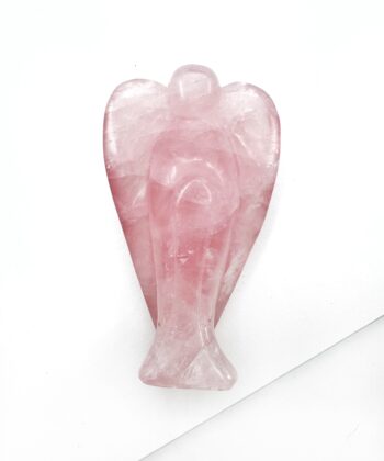 lyserød Rosenkvart engel poleret på hvid baggrund