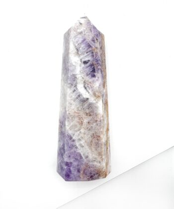 Hvid mild lys lilla ametyst tårn spids på hvid baggrund