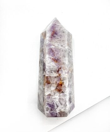 Hvid mild lys lilla ametyst tårn spids på hvid baggrund