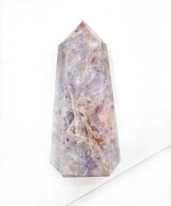 Hvid mild lys lilla ametyst tårn spids på hvid baggrund
