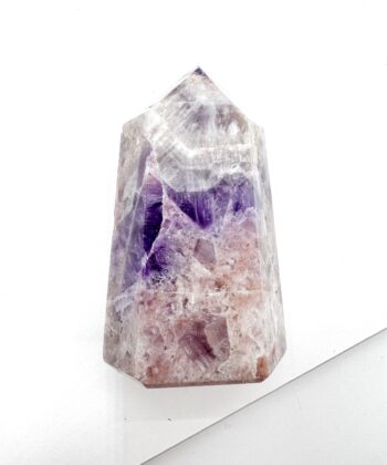 Hvid lilla ametyst tårn spids på hvid baggrund