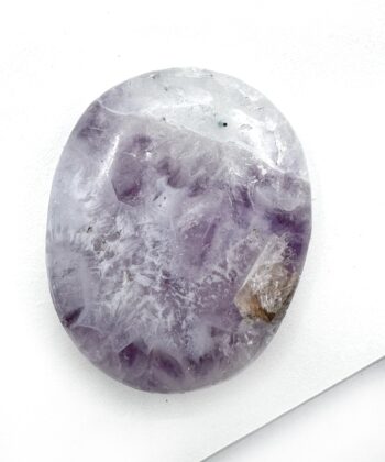 Lilla hvid ametyst meditationssten oval poleret på hvid baggrund