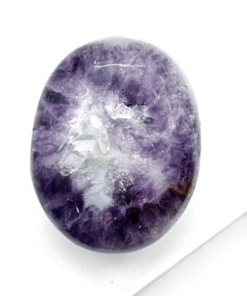 Lilla hvid ametyst meditationssten oval poleret på hvid baggrund