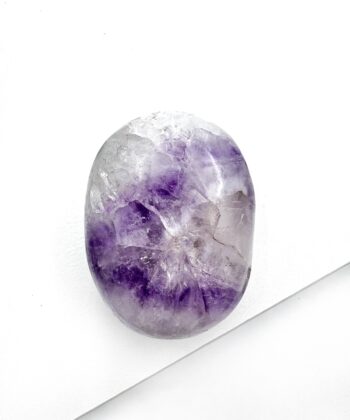 hvid lilla ametyst meditationssten flad oval poleret på hvid baggrund