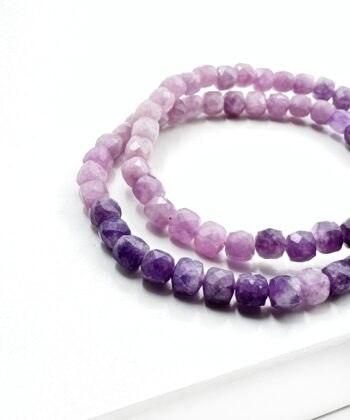 Armbånd mørk og lys lilla krystalsten facetslebet perler på hvid baggrund