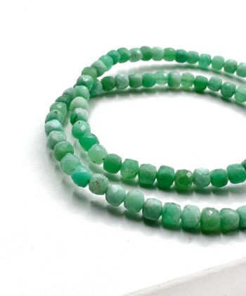 Armbånd med grønne krystalsten facetslebet perler på hvid baggrund