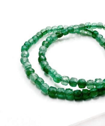 Armbånd med grønne klare krystalsten facetslebet perler på hvid baggrund