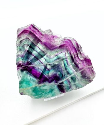 Grøn hvid lilla Regnbue Fluorit plade på stander på hvid baggrund
