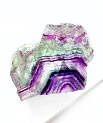 Grøn hvid lilla Regnbue Fluorit plade på stander på hvid baggrund