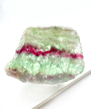 Grøn hvid lilla Regnbue Fluorit plade på stander på hvid baggrund