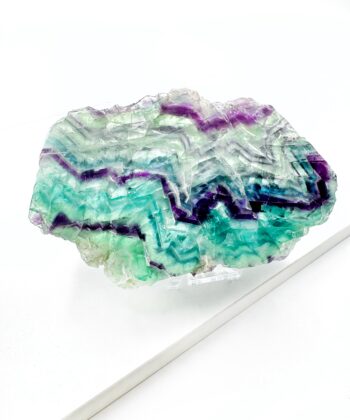 Grøn hvid lilla Regnbue Fluorit plade på stander på hvid baggrund