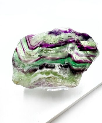 Grøn hvid lilla Regnbue Fluorit plade på stander på hvid baggrund