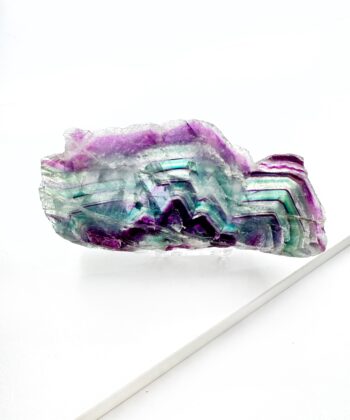 Grøn hvid lilla Regnbue Fluorit plade på stander på hvid baggrund