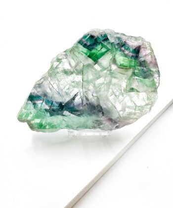 Grøn hvid lidt lilla Regnbue Fluorit plade på stander på hvid baggrund