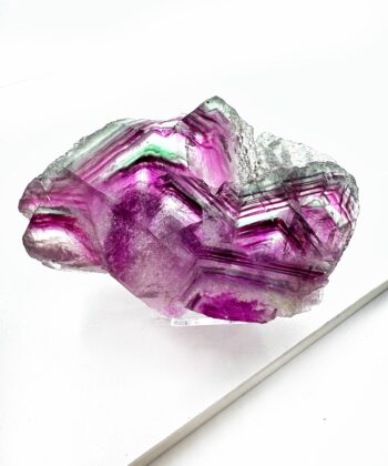 Grøn hvid lilla Regnbue Fluorit plade på stander på hvid baggrund