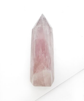 Lyserød spids rosenkvarts tårn på hvid baggrund