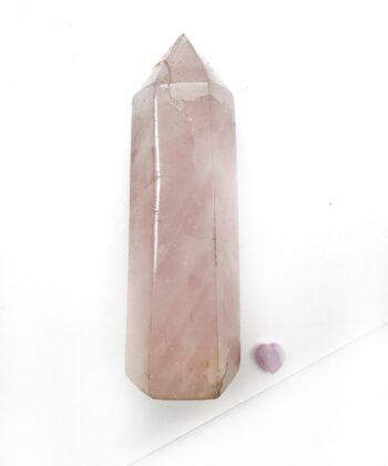 Lyserød spids rosenkvarts tårn på hvid baggrund
