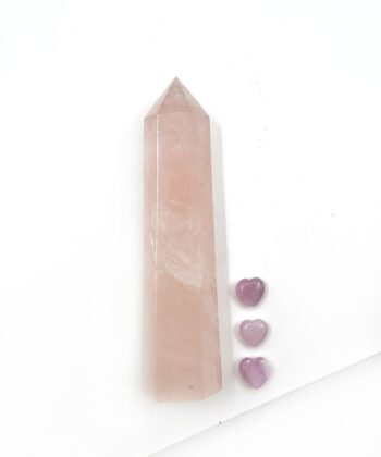 Lyserød spids rosenkvarts tårn på hvid baggrund