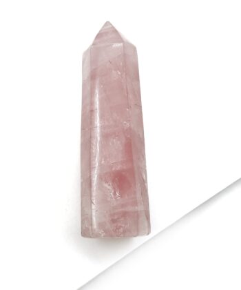 Lyserød spids rosenkvarts tårn på hvid baggrund