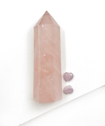 Lyserød spids rosenkvarts tårn på hvid baggrund