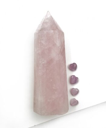 Lyserød spids rosenkvarts tårn på hvid baggrund