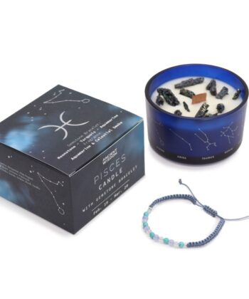 Aromaterapi duftlys i mørke blå glas beholder med blå armbånd på hvid baggrund